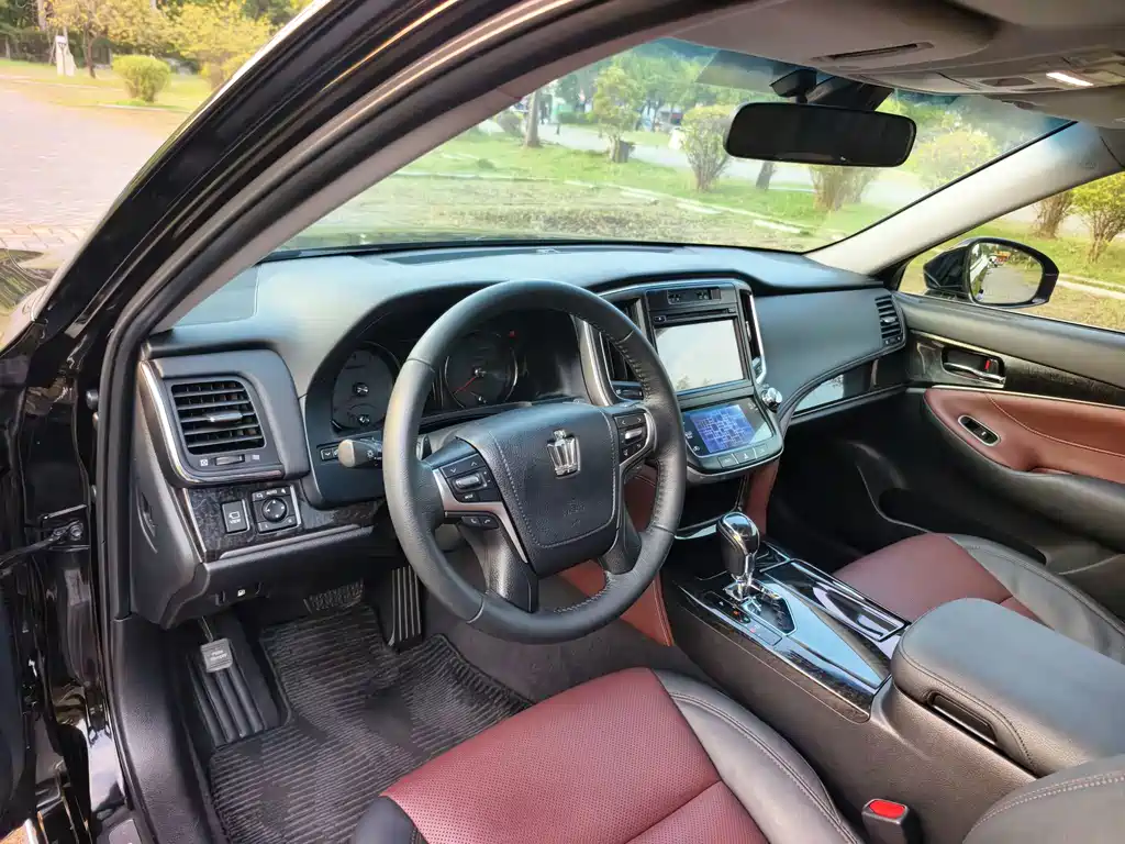 Toyota Crown — фото 11
