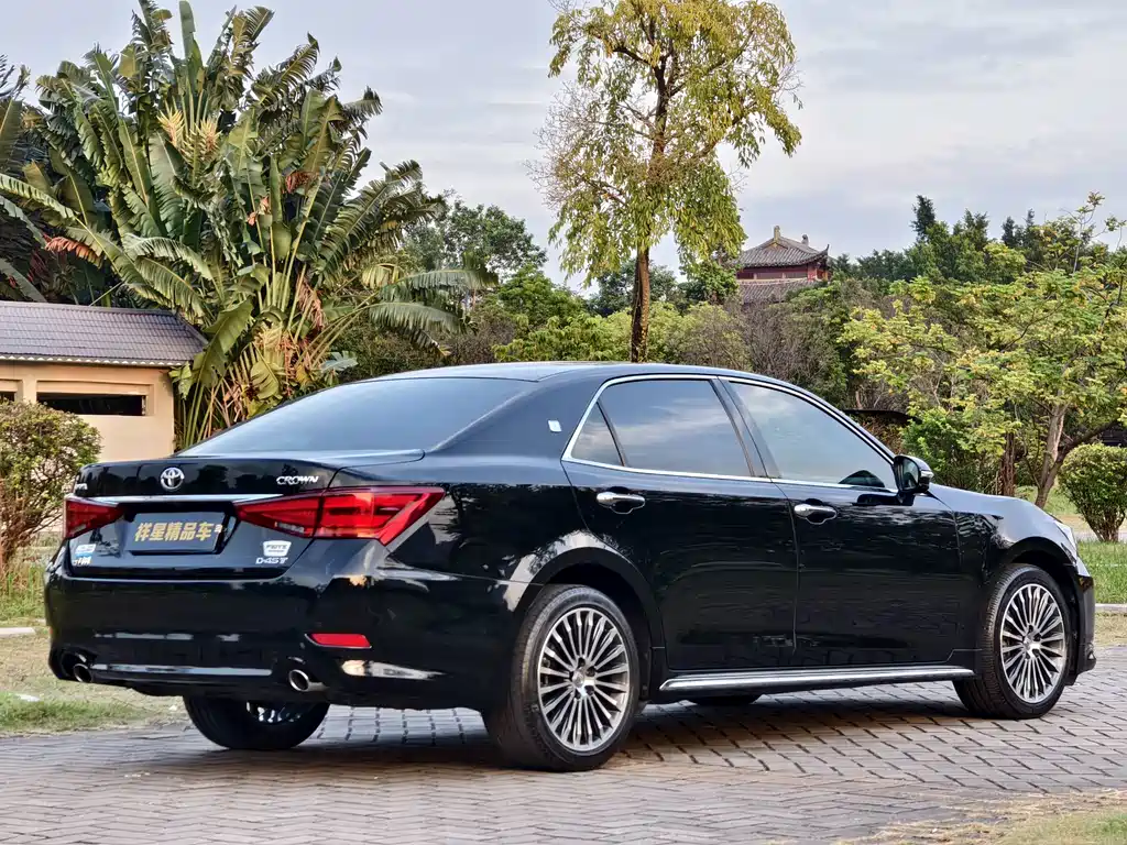 Toyota Crown — фото 14