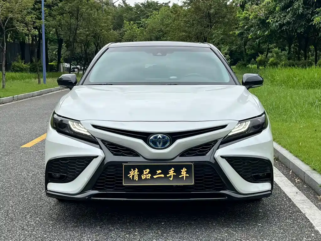 Toyota Camry — фото 2