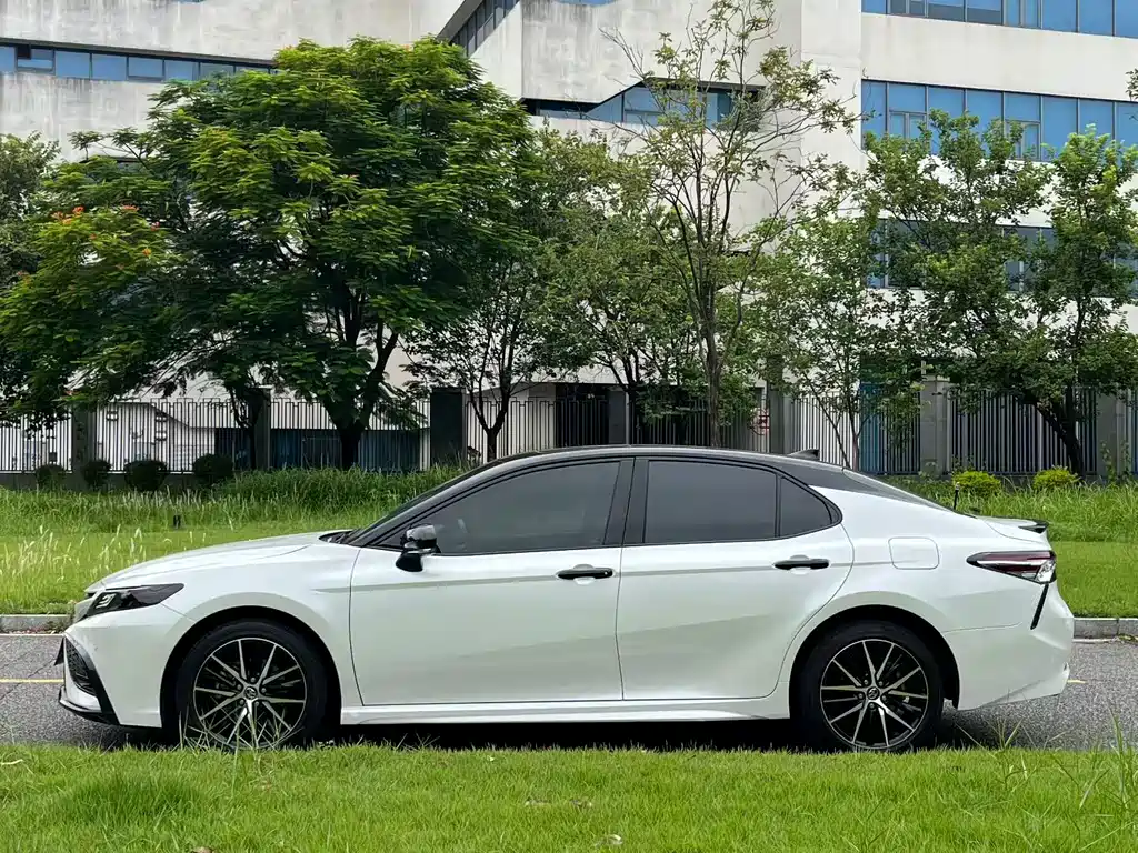 Toyota Camry — фото 6