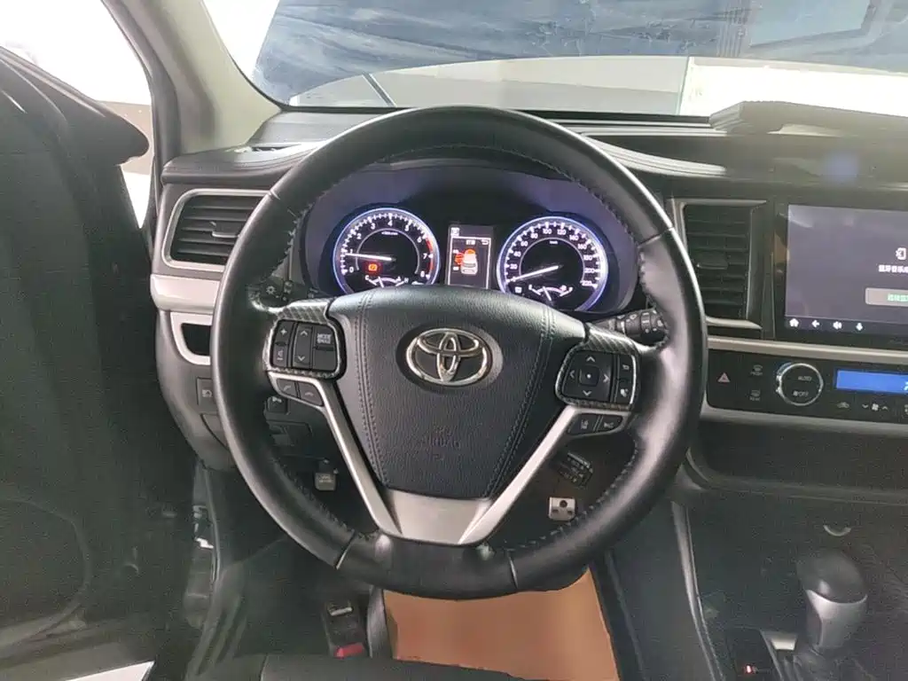 Toyota Highlander — фото 11