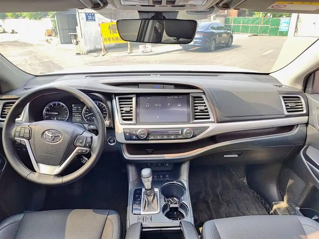 Toyota Highlander — фото 10