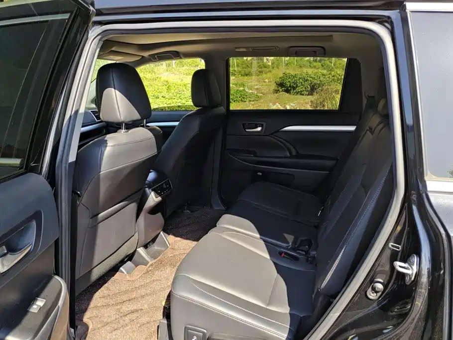 Toyota Highlander — фото 11