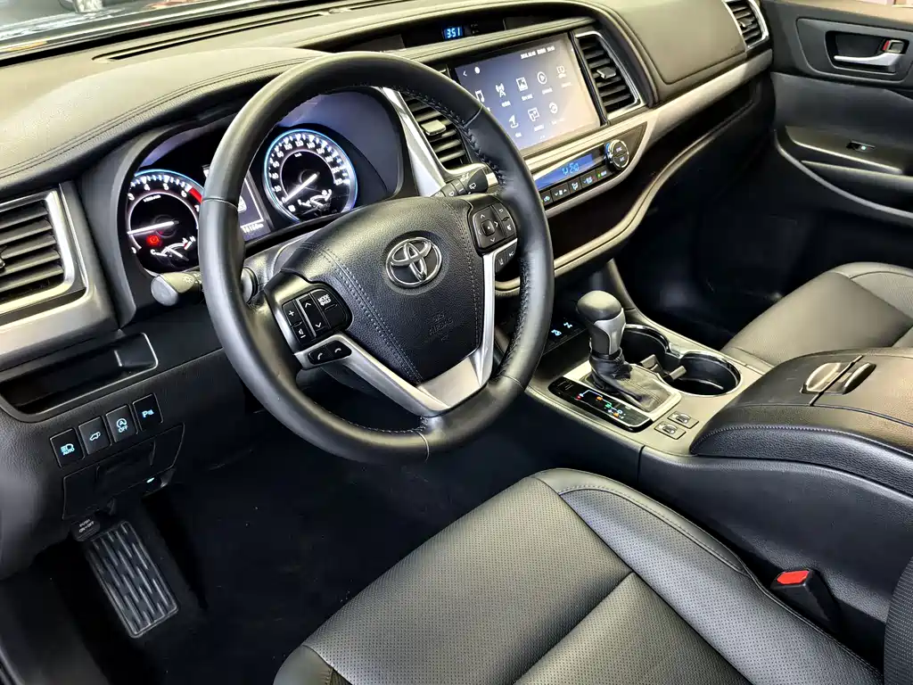 Toyota Highlander — фото 8