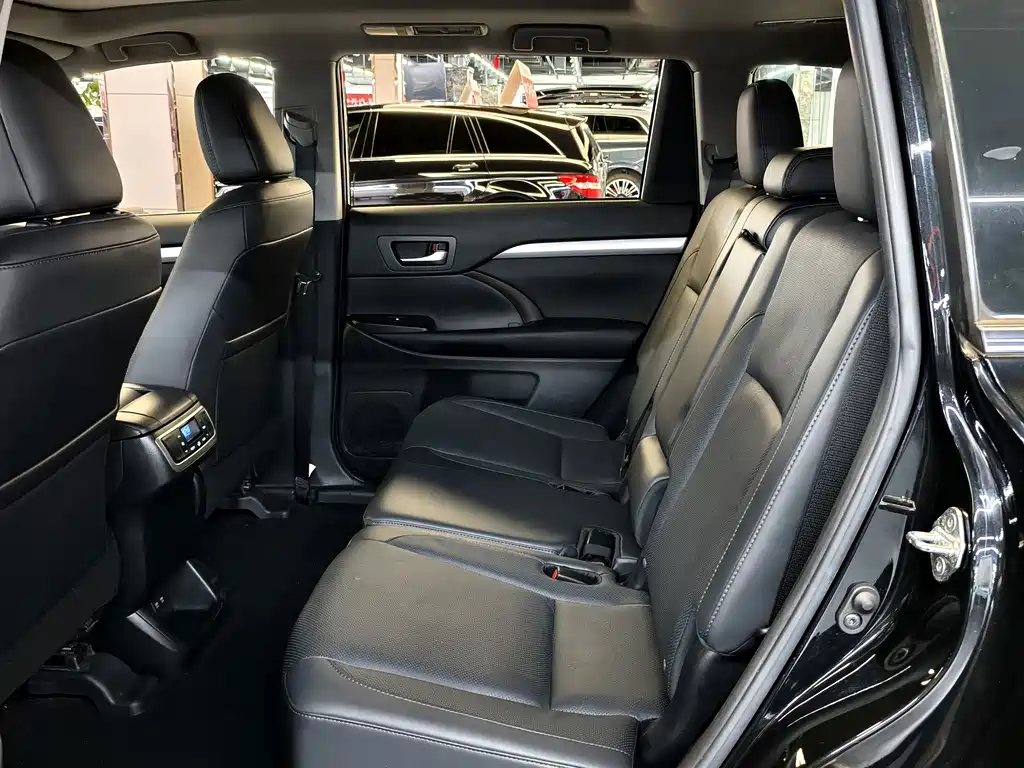 Toyota Highlander — фото 10