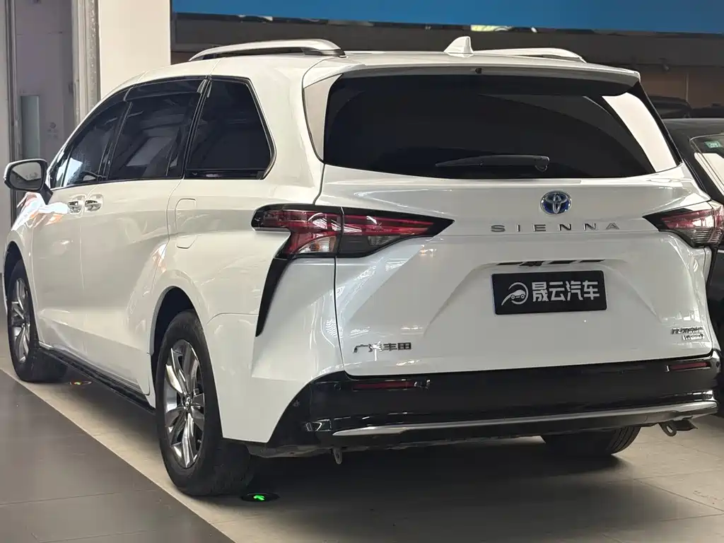Toyota Sienna — фото 9