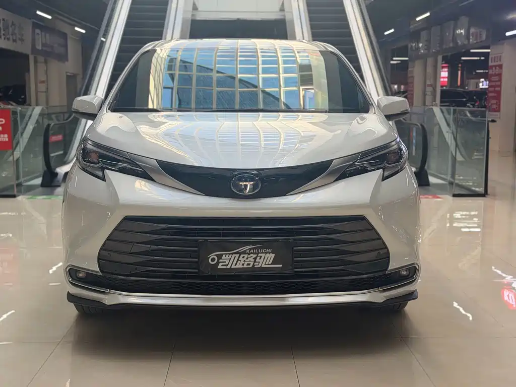 Toyota Sienna — фото 2