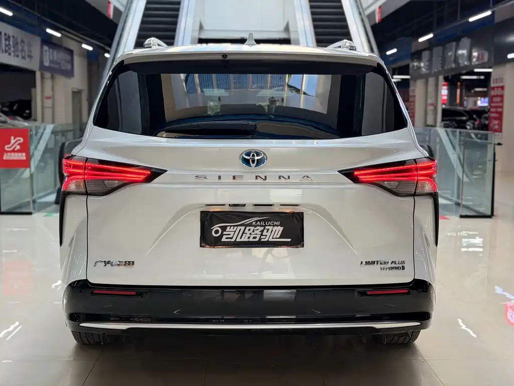 Toyota Sienna — фото 17