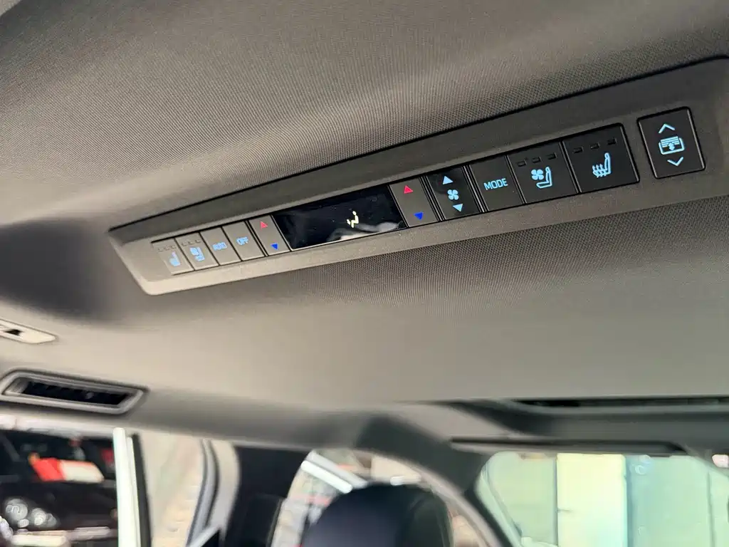 Toyota Sienna — фото 10