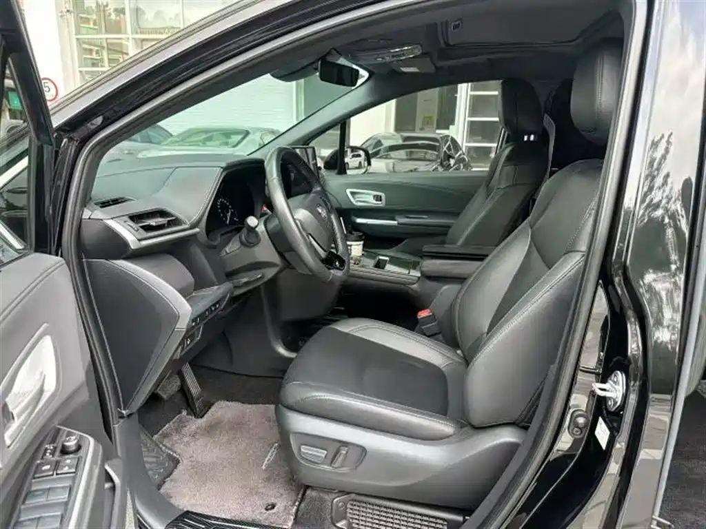 Toyota Sienna — фото 2