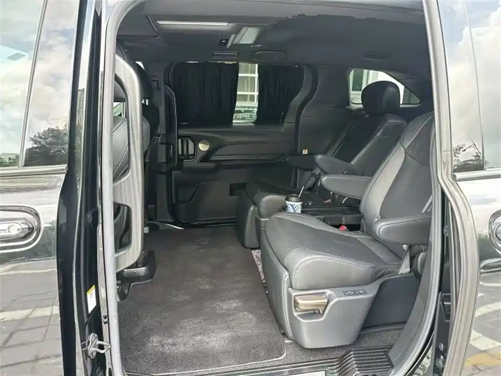 Toyota Sienna — фото 3