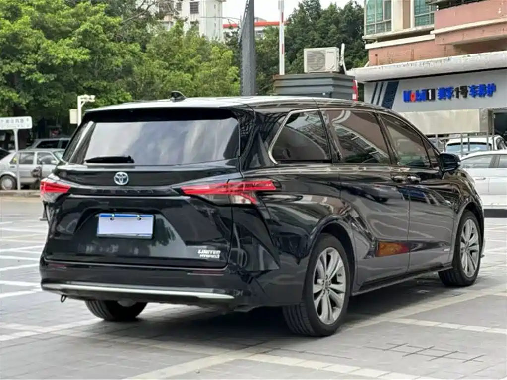 Toyota Sienna — фото 4