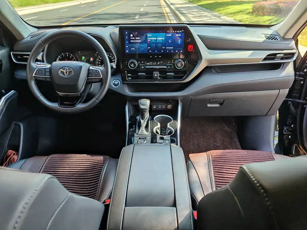 Toyota Highlander — фото 11