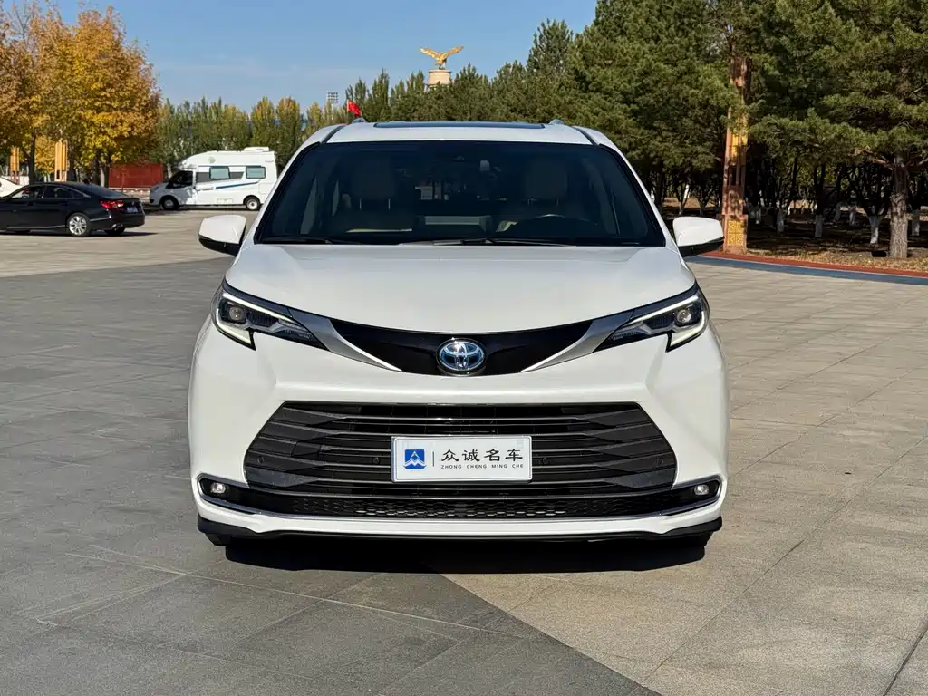Toyota Sienna — фото 2