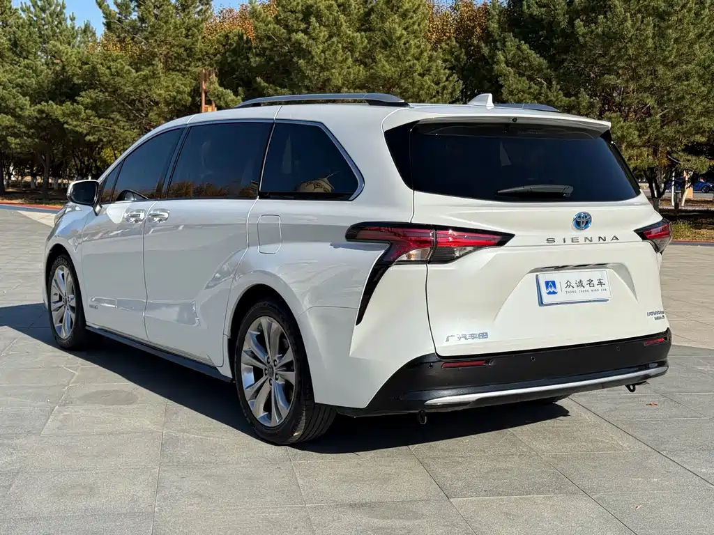 Toyota Sienna — фото 7