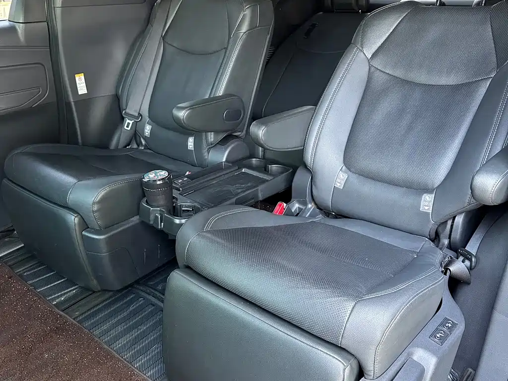 Toyota Sienna — фото 7