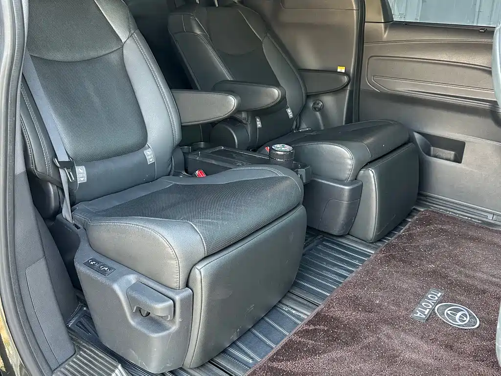 Toyota Sienna — фото 8
