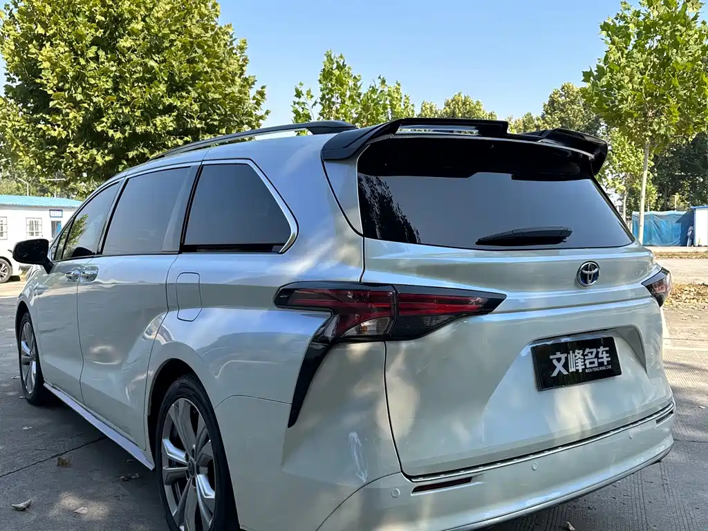 Toyota Sienna — фото 9