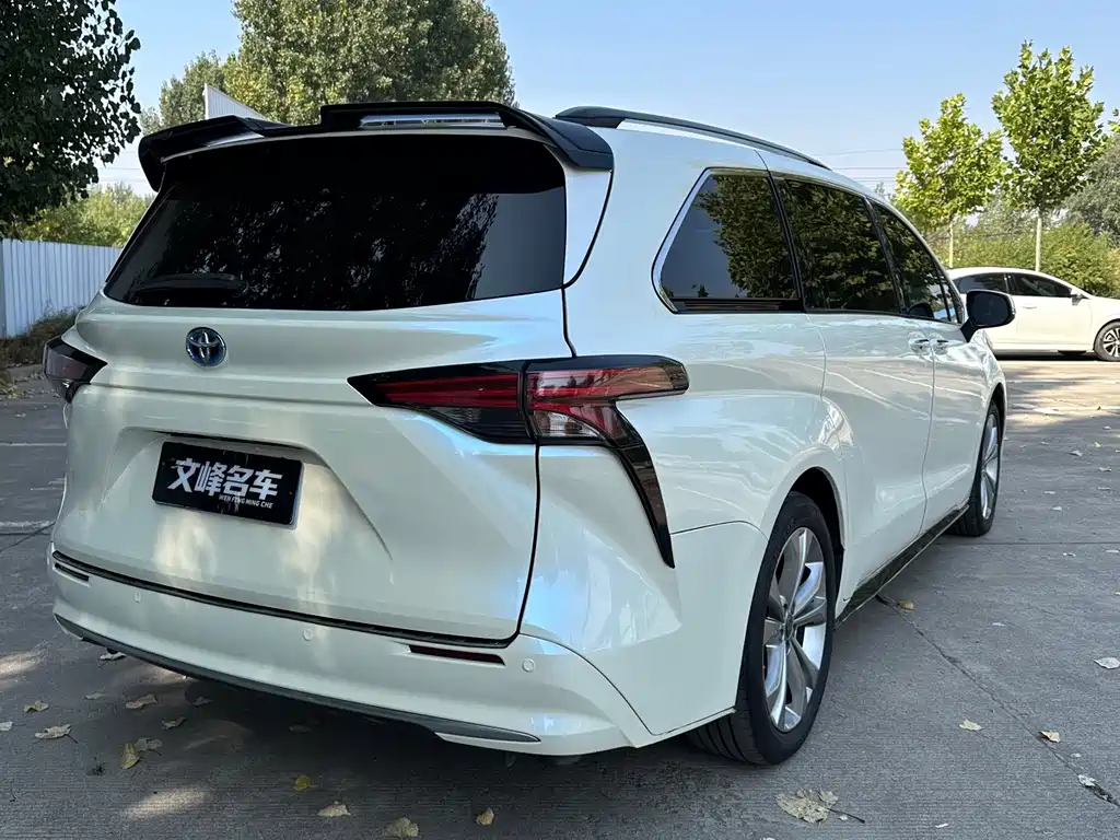 Toyota Sienna — фото 10