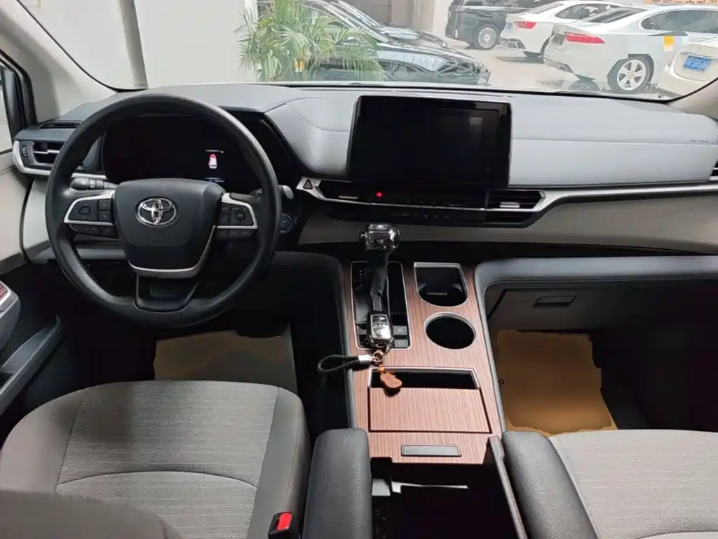 Toyota Sienna — фото 10