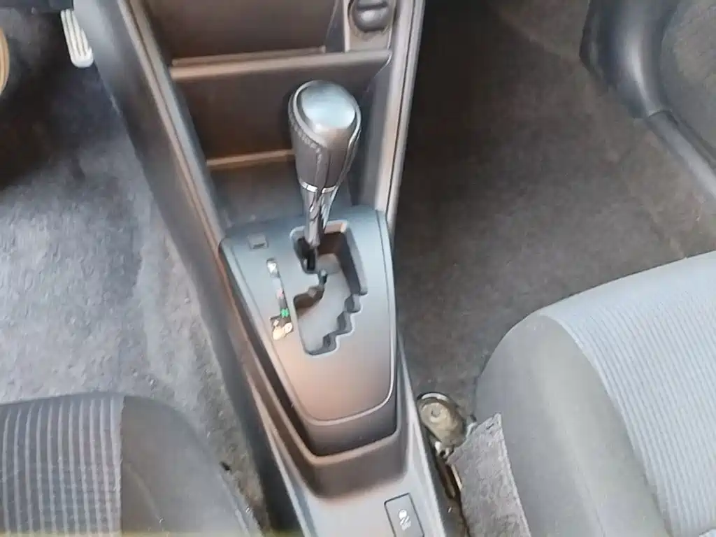 Toyota Yaris L — фото 14