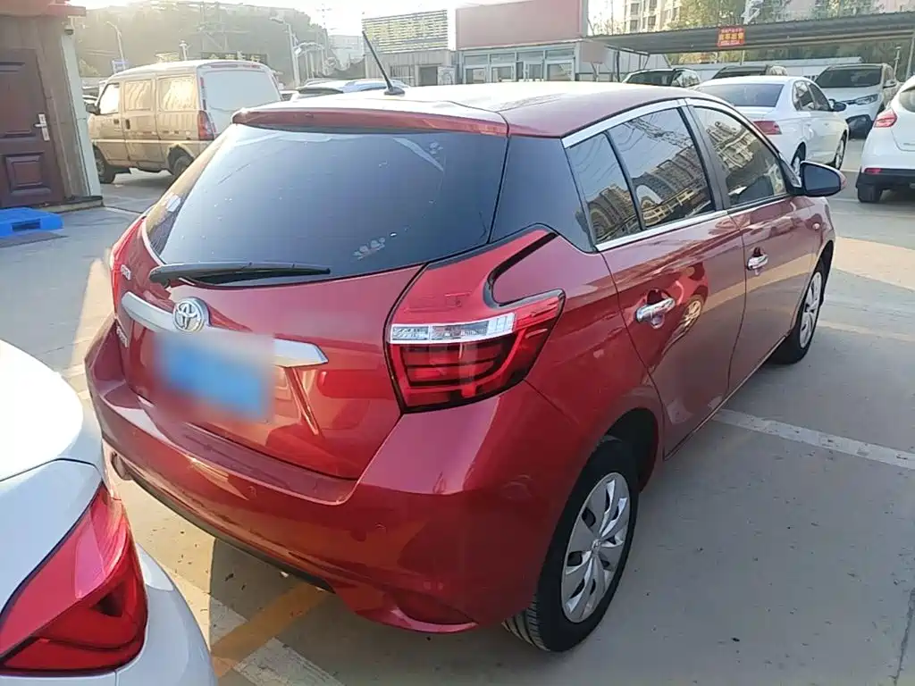 Toyota Yaris L — фото 7