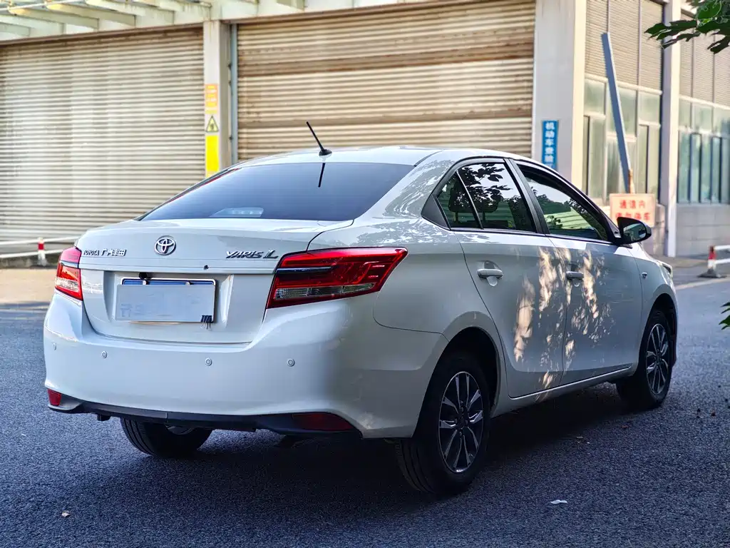 Toyota Yaris L — фото 3
