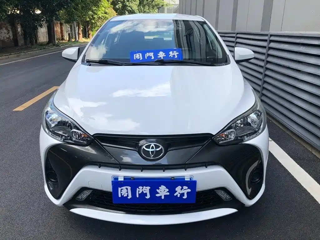Toyota Yaris L — фото 2
