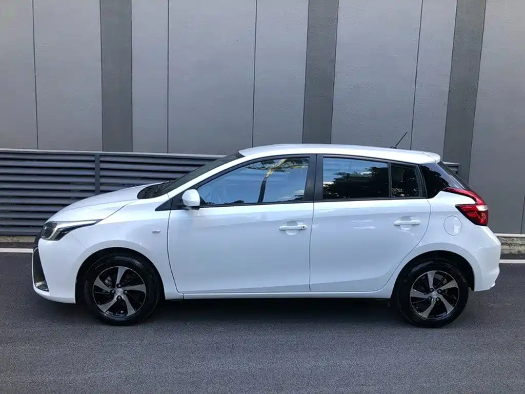 Toyota Yaris L — фото 11