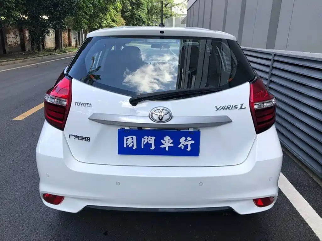 Toyota Yaris L — фото 13