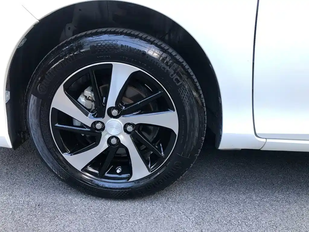 Toyota Yaris L — фото 14