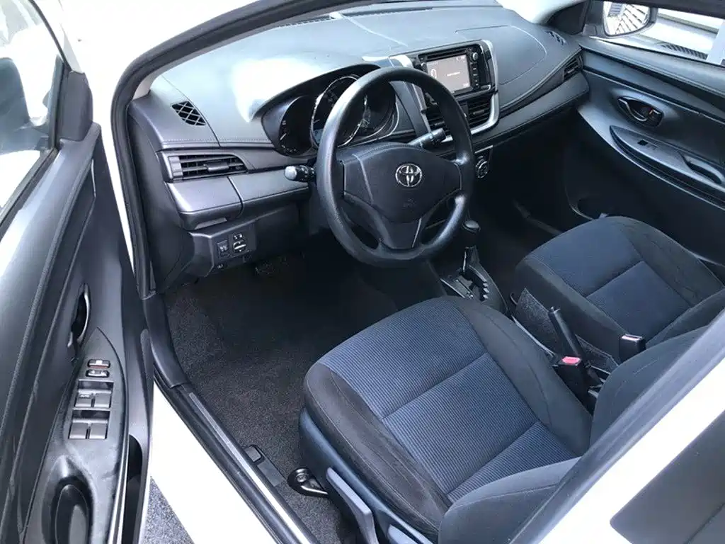 Toyota Yaris L — фото 7