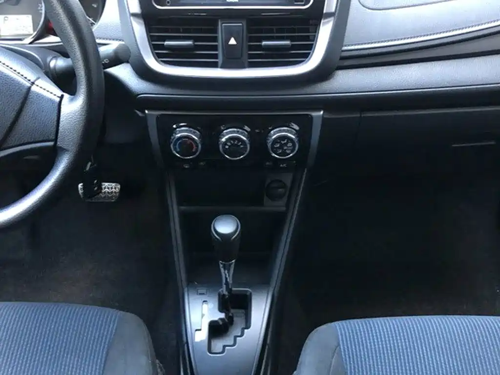 Toyota Yaris L — фото 10