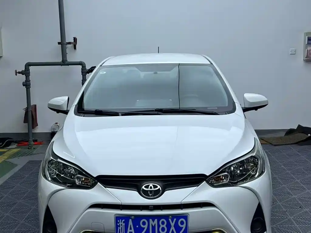 Toyota Yaris L — фото 2