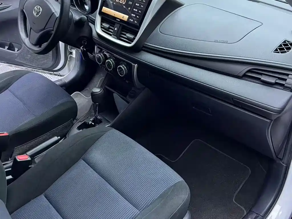 Toyota Yaris L — фото 4