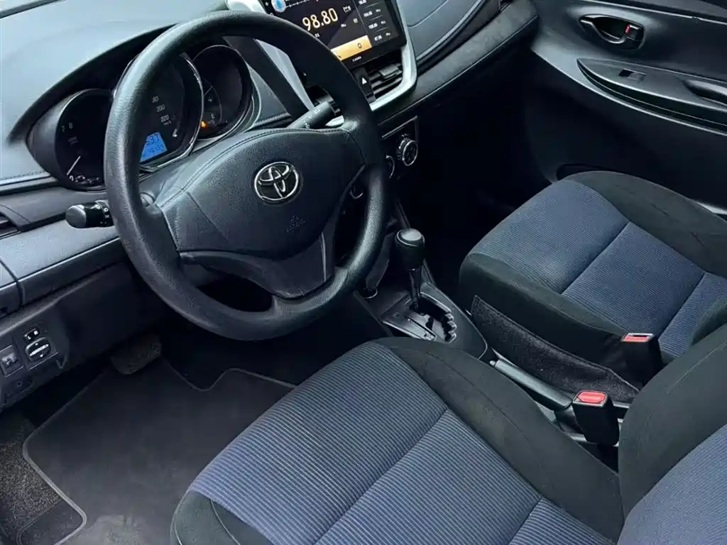 Toyota Yaris L — фото 6