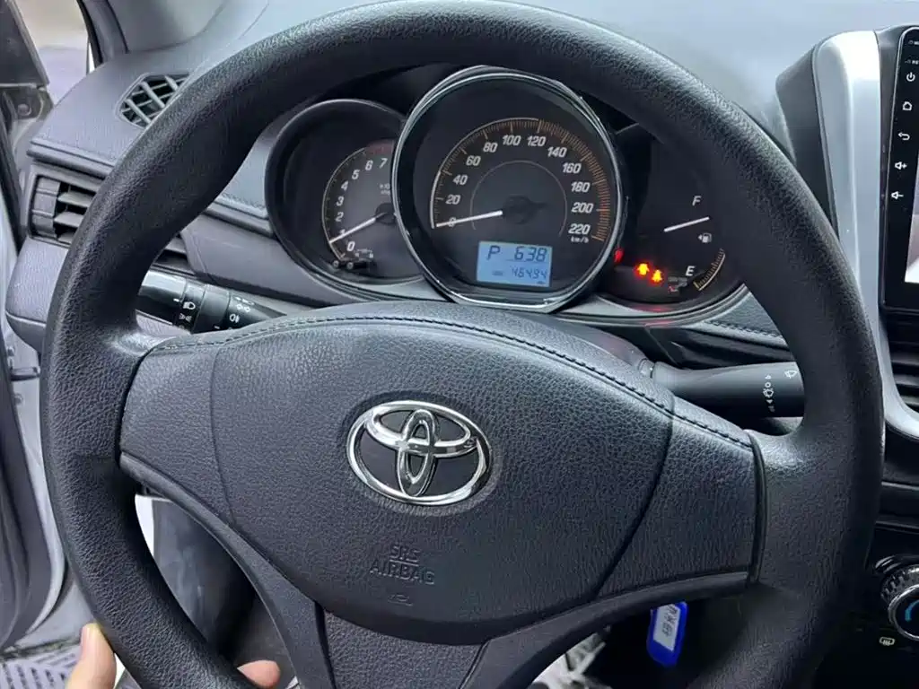 Toyota Yaris L — фото 7