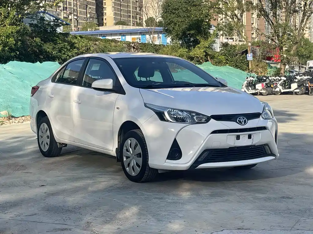 Toyota Yaris L — фото 3