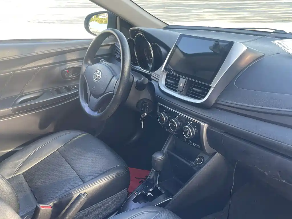 Toyota Yaris L — фото 4