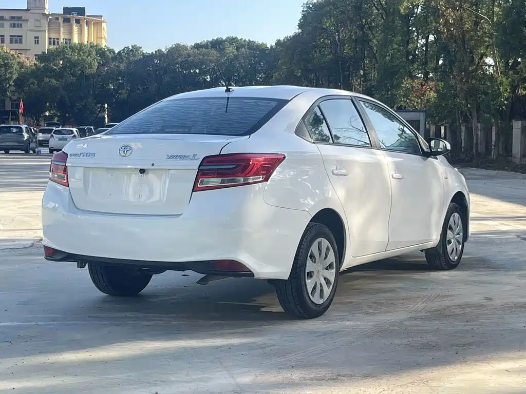 Toyota Yaris L — фото 6