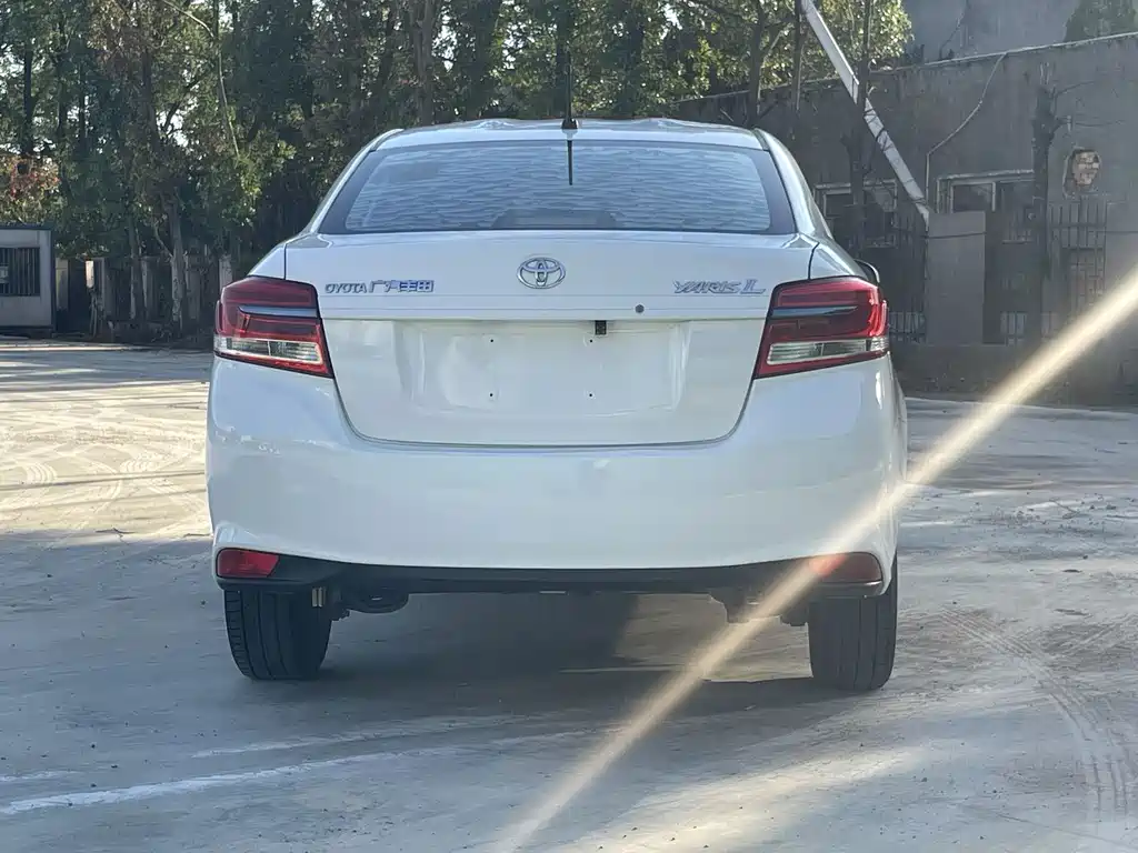 Toyota Yaris L — фото 8