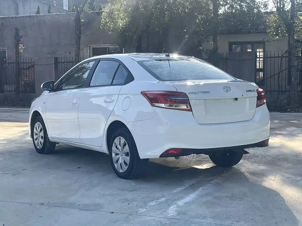 Toyota Yaris L — фото 9