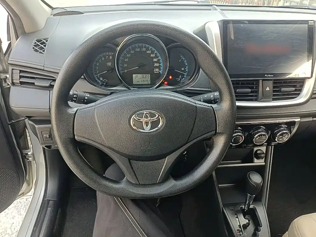 Toyota Yaris L — фото 11