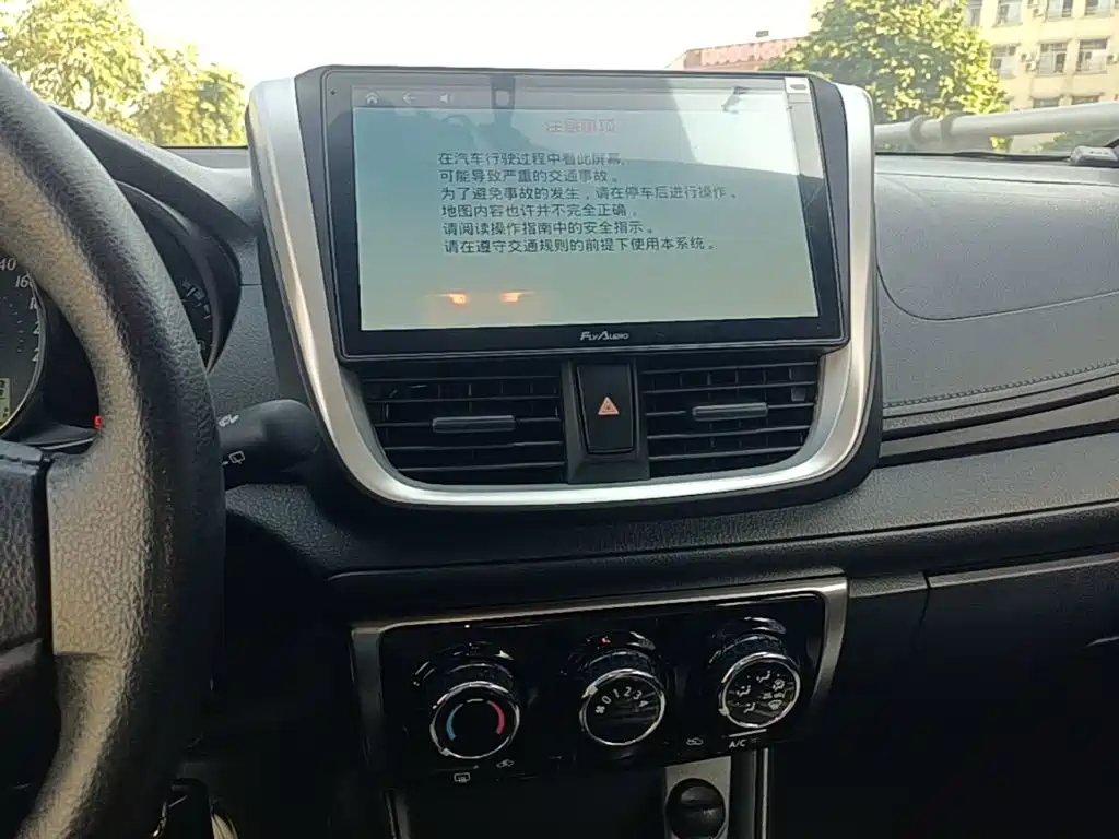 Toyota Yaris L — фото 13