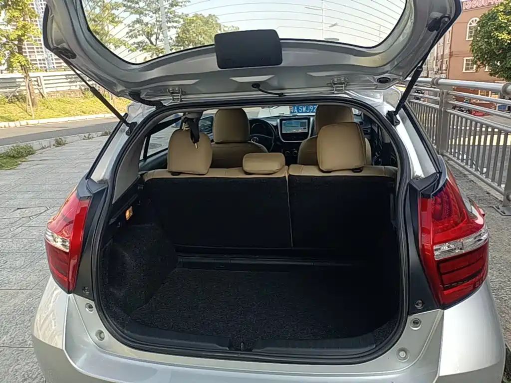 Toyota Yaris L — фото 19