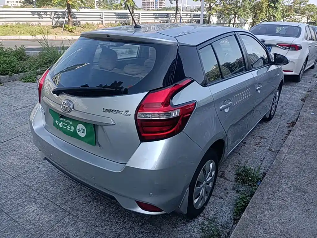 Toyota Yaris L — фото 7