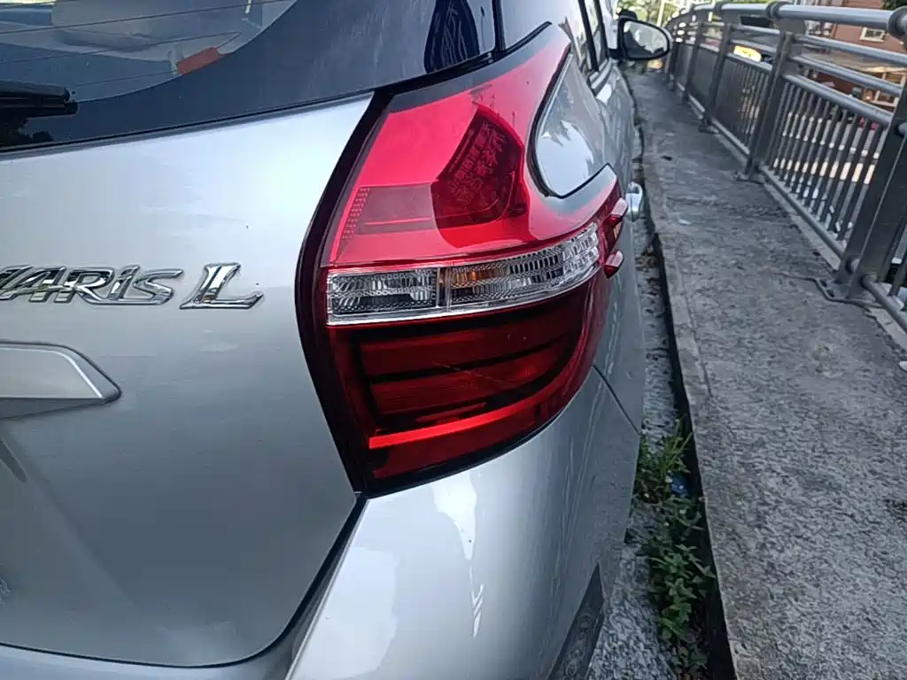 Toyota Yaris L — фото 8