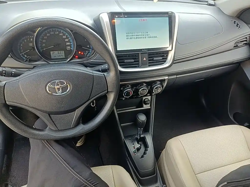 Toyota Yaris L — фото 10