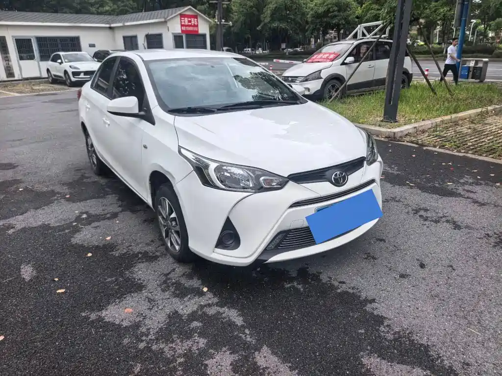 Toyota Yaris L — фото 3