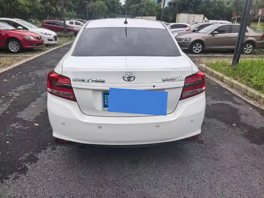 Toyota Yaris L — фото 4